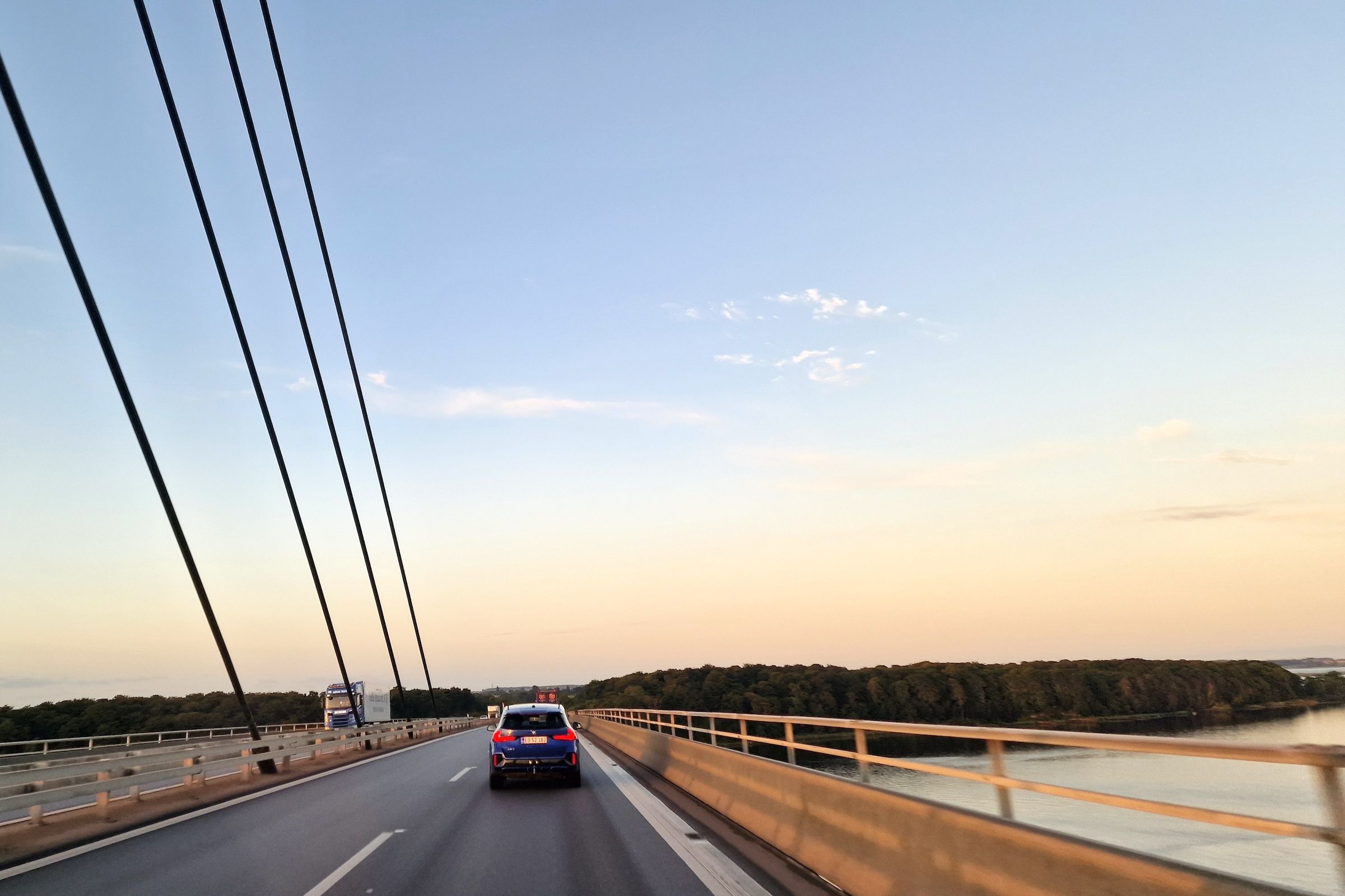 Die Queen Louise Brücke verbindet die dänischen Inseln über die Storstrømmen-Meerenge und ermöglicht die Anreise nach Møn.