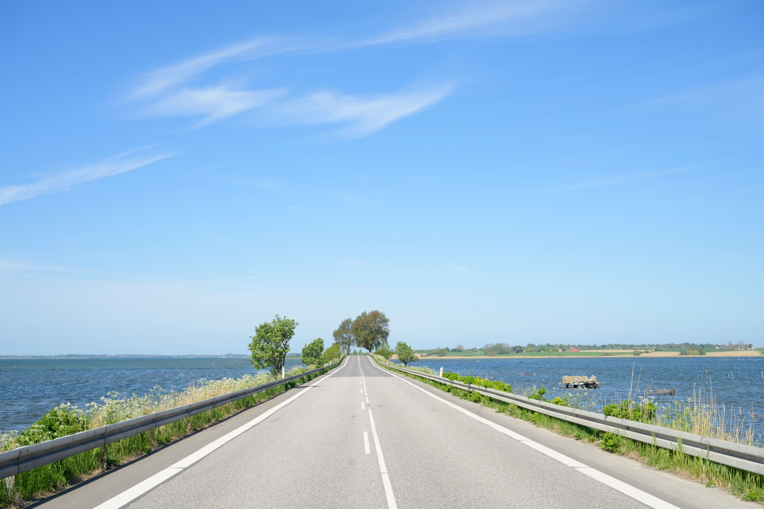 Der Bogø-Damm (Grønsundvej) ist eine spektakuläre Straße, die die Insel Møn über Wasser mit der benachbarten Insel Bogø verbindet.