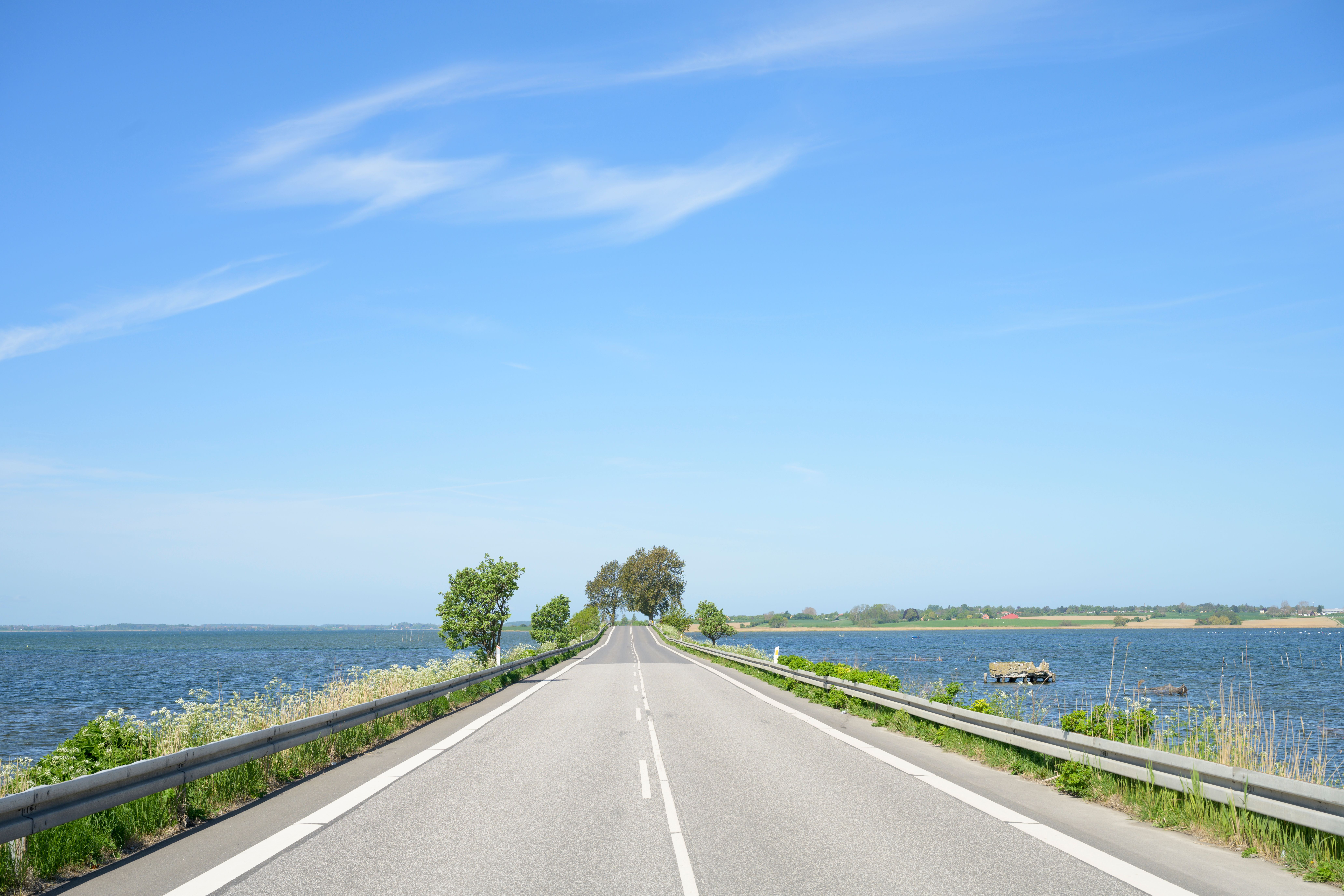 Der Bogø-Damm (Grønsundvej) ist eine spektakuläre Straße, die die Insel Møn über Wasser mit der benachbarten Insel Bogø verbindet.