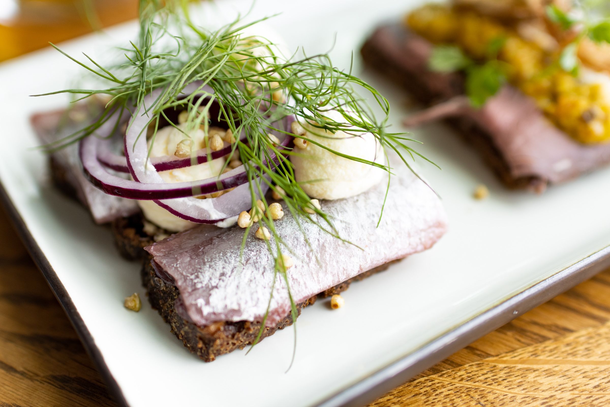 Traditionelles dänisches Smørrebrød mit feinem Belag auf Dunkelbroten - typische skandinavische Küche.