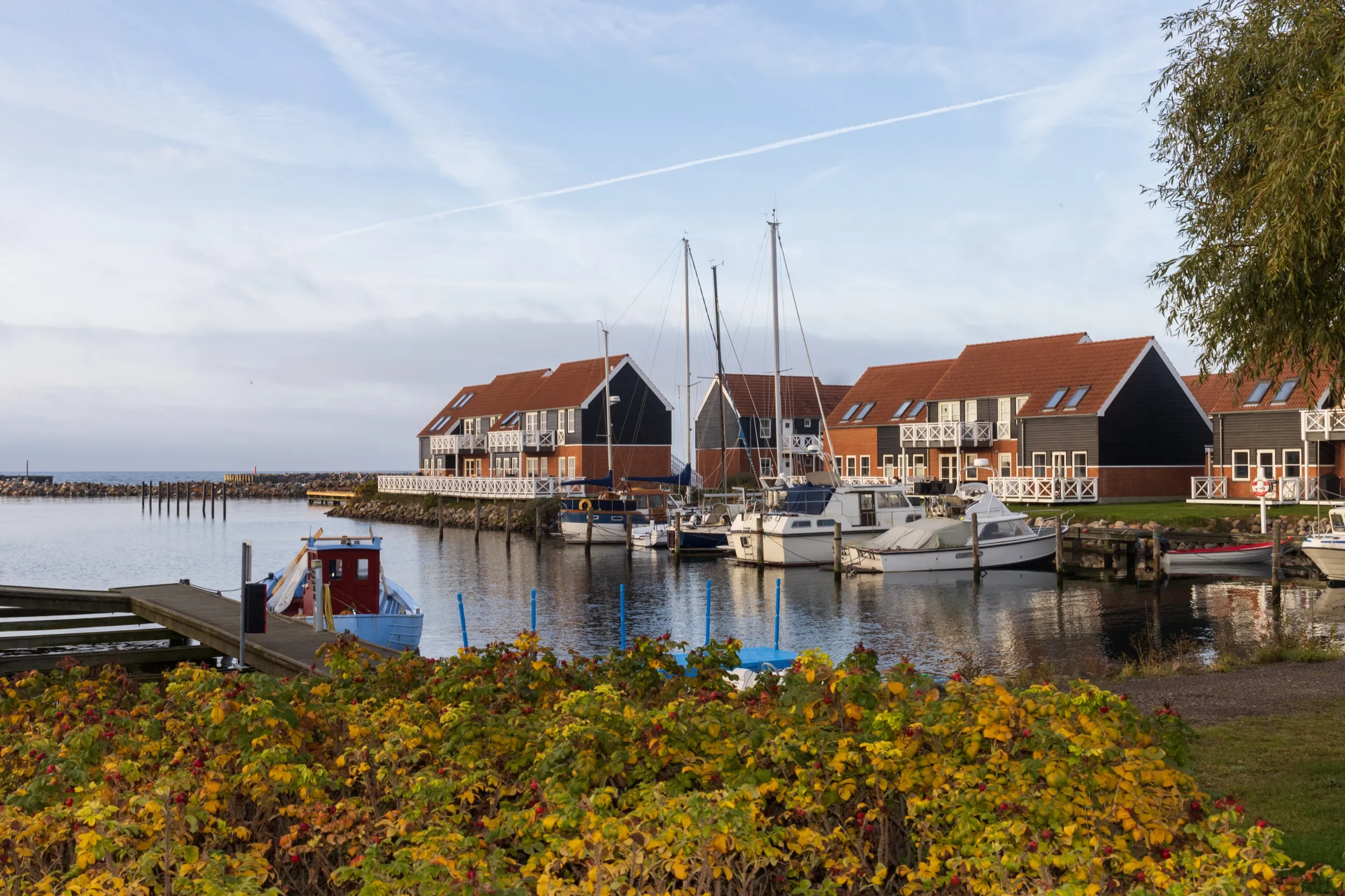 Klintholm Havn mit Segelbooten und Resort-Gebäude im Herbstlicht