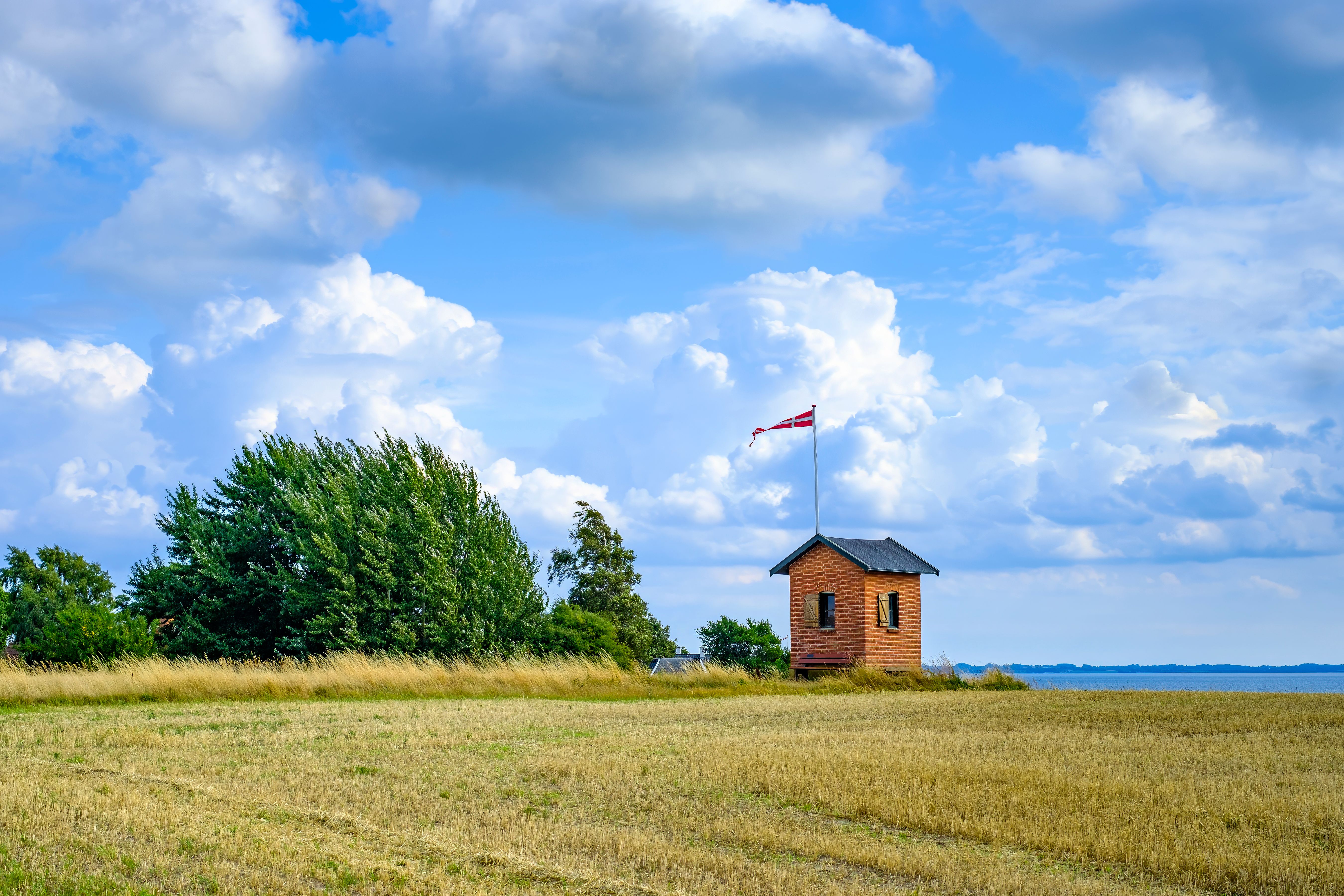Das historische Lotsenhaus auf der Insel Nyord mit dänischer Flagge ist ein beeindruckendes Zeugnis der maritimen Geschichte Møns.