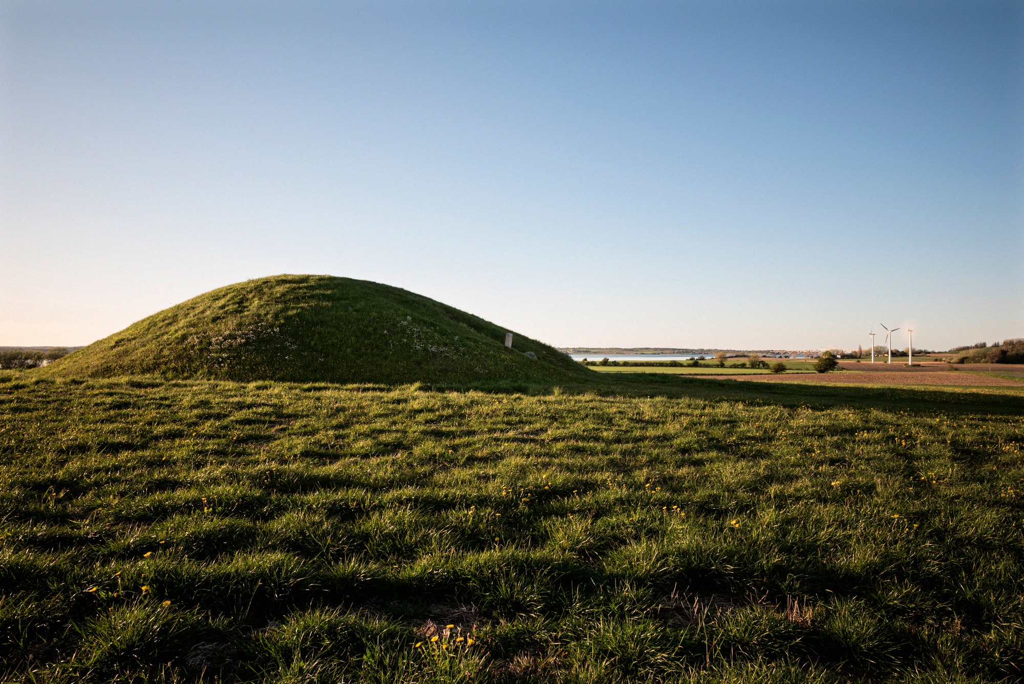 Kong Asgers Høj is an imposing megalithic passage grave (jættestue) on Møn, an archaeological monument from the Stone Age with a mysterious atmosphere.